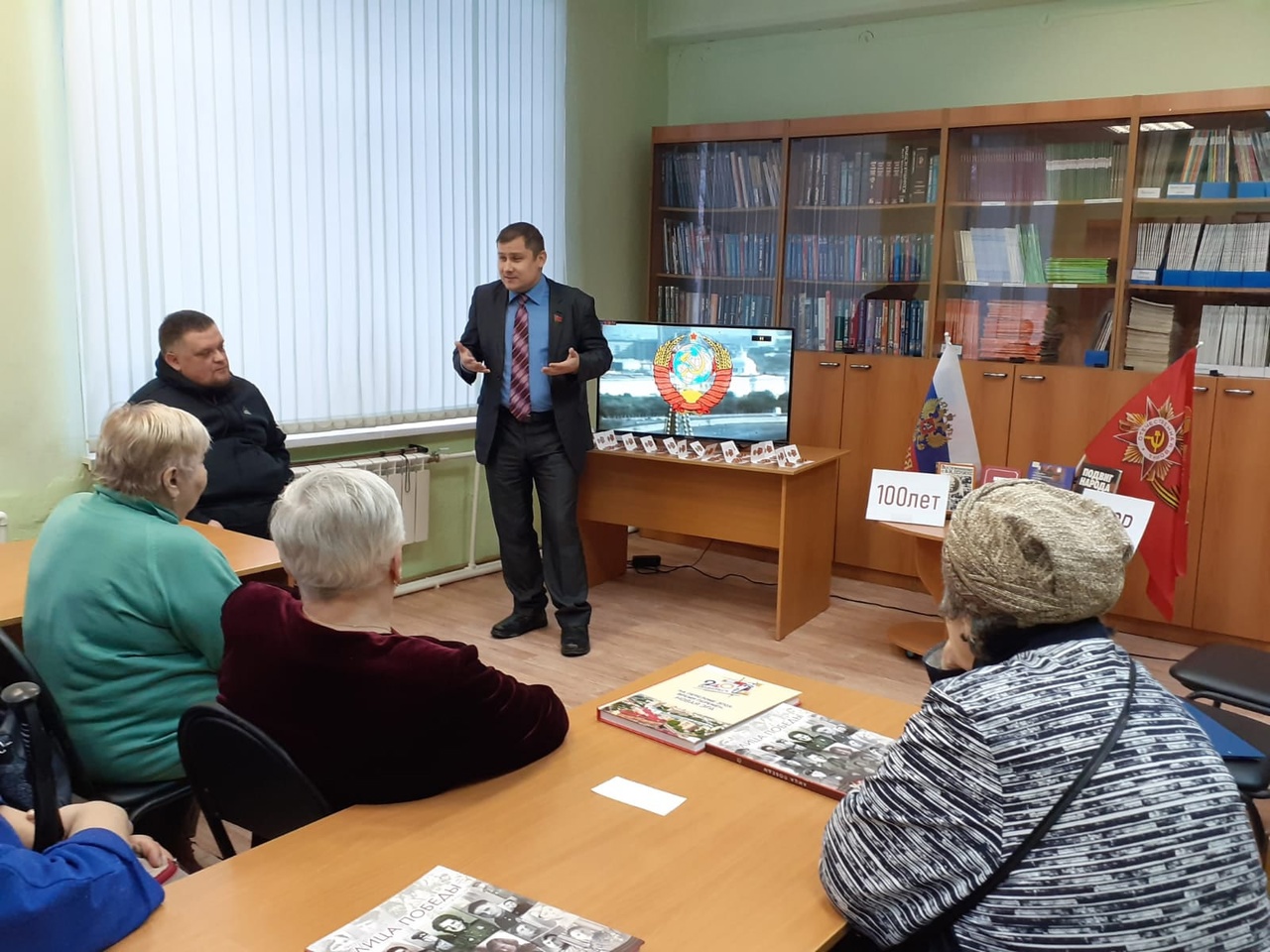 Коммунисты и комсомольцы Подольска поздравили представителей общества инвалидов со 100-летием со дня образования СССР