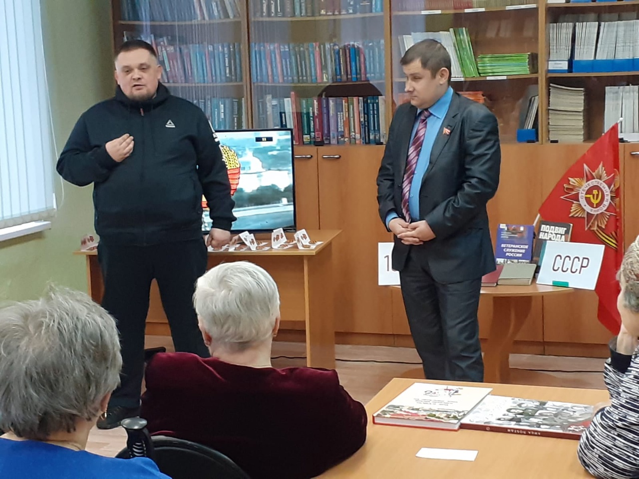 Коммунисты и комсомольцы Подольска поздравили представителей общества инвалидов со 100-летием со дня образования СССР