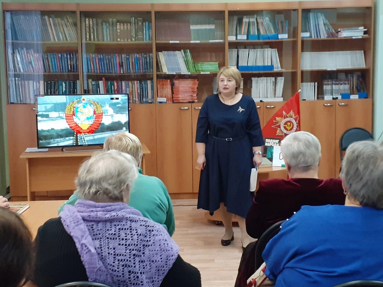 Коммунисты и комсомольцы Подольска поздравили представителей общества инвалидов со 100-летием со дня образования СССР