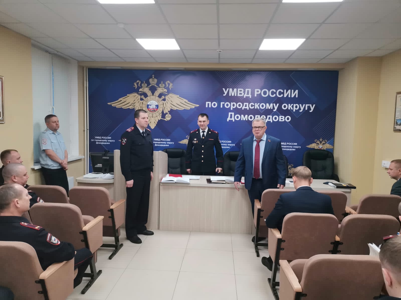 Руководитель фракции КПРФ в Мособлдуме Александр Наумов вручил награды домодедовским полицейским