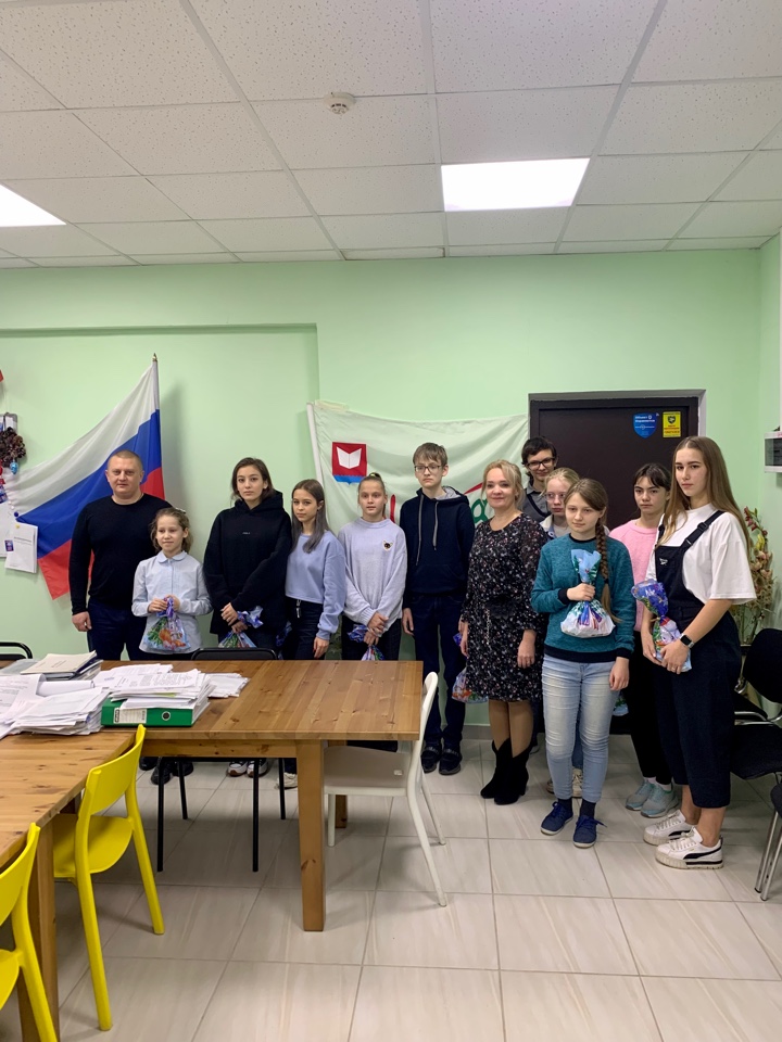 Коммунисты Фрязино, поздравили школьников с наступающим Новым Годом