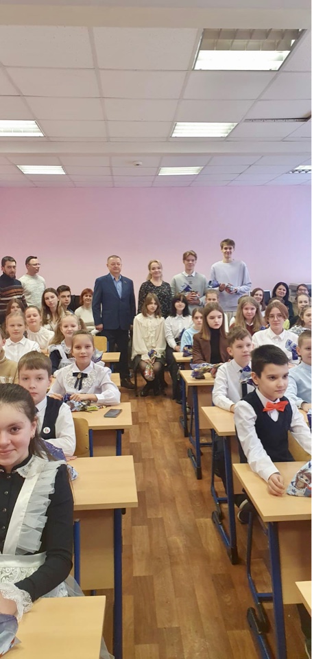 Коммунисты Фрязино, поздравили школьников с наступающим Новым Годом