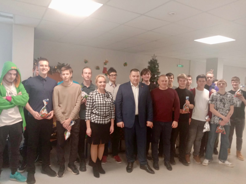 Коммунисты Фрязино, поздравили школьников с наступающим Новым Годом