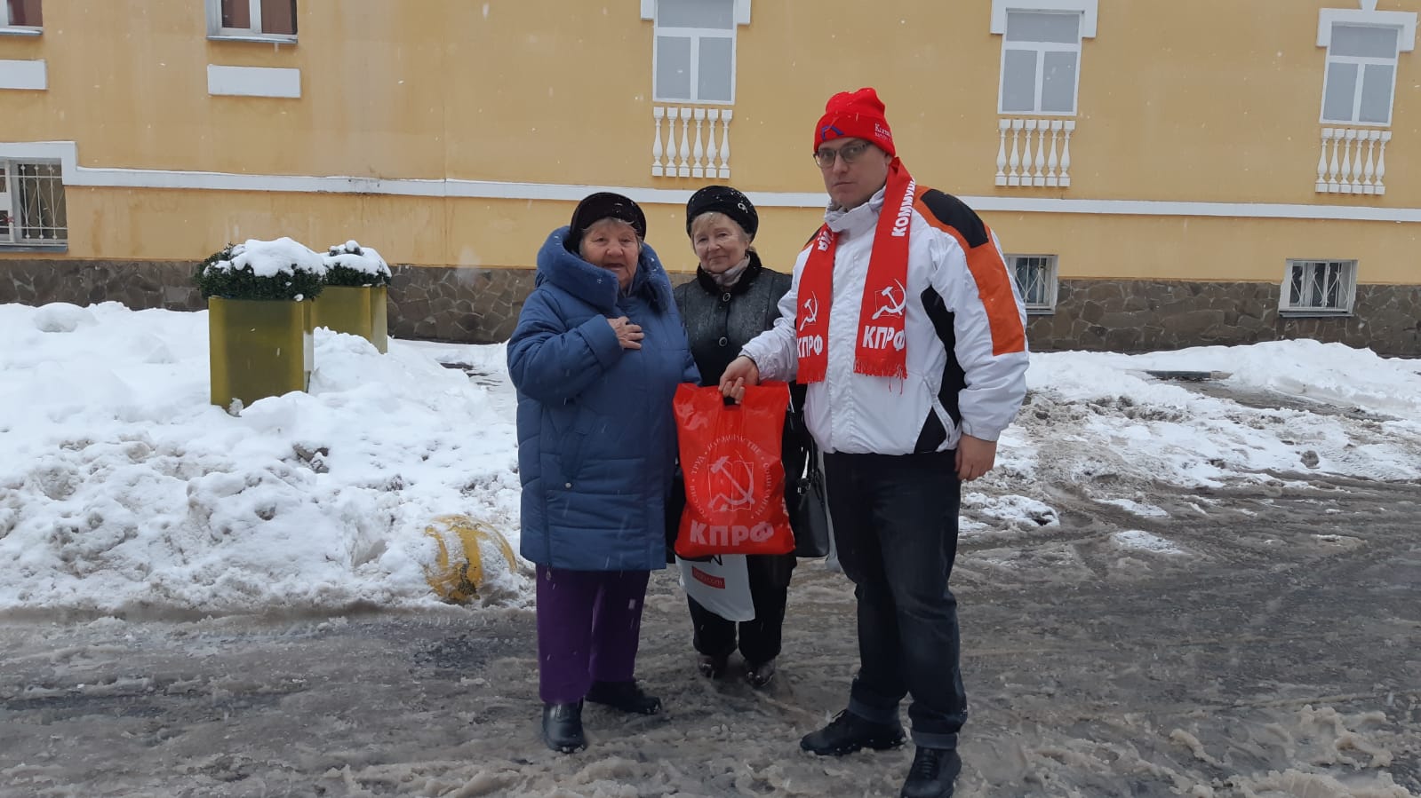 Люберецкие коммунисты вручили подарки