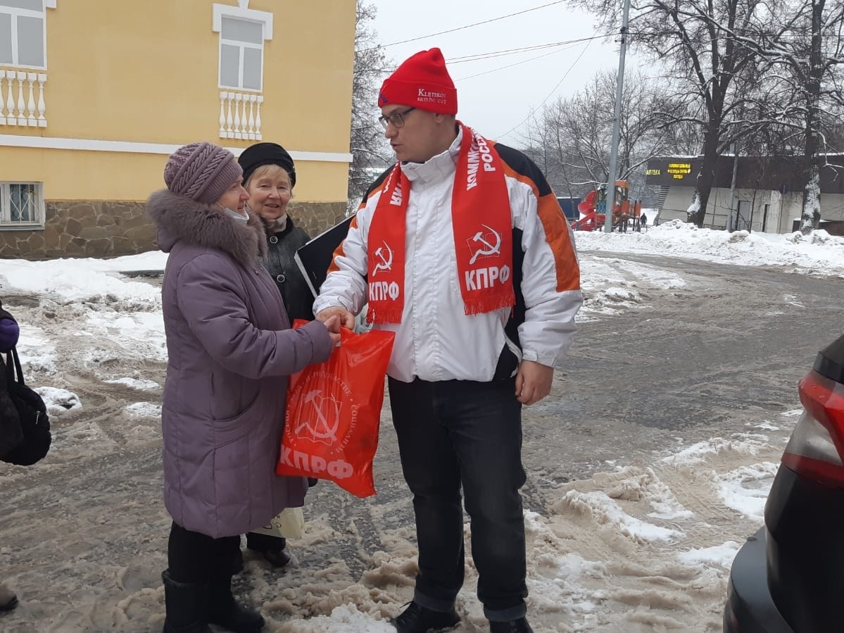 Люберецкие коммунисты вручили подарки