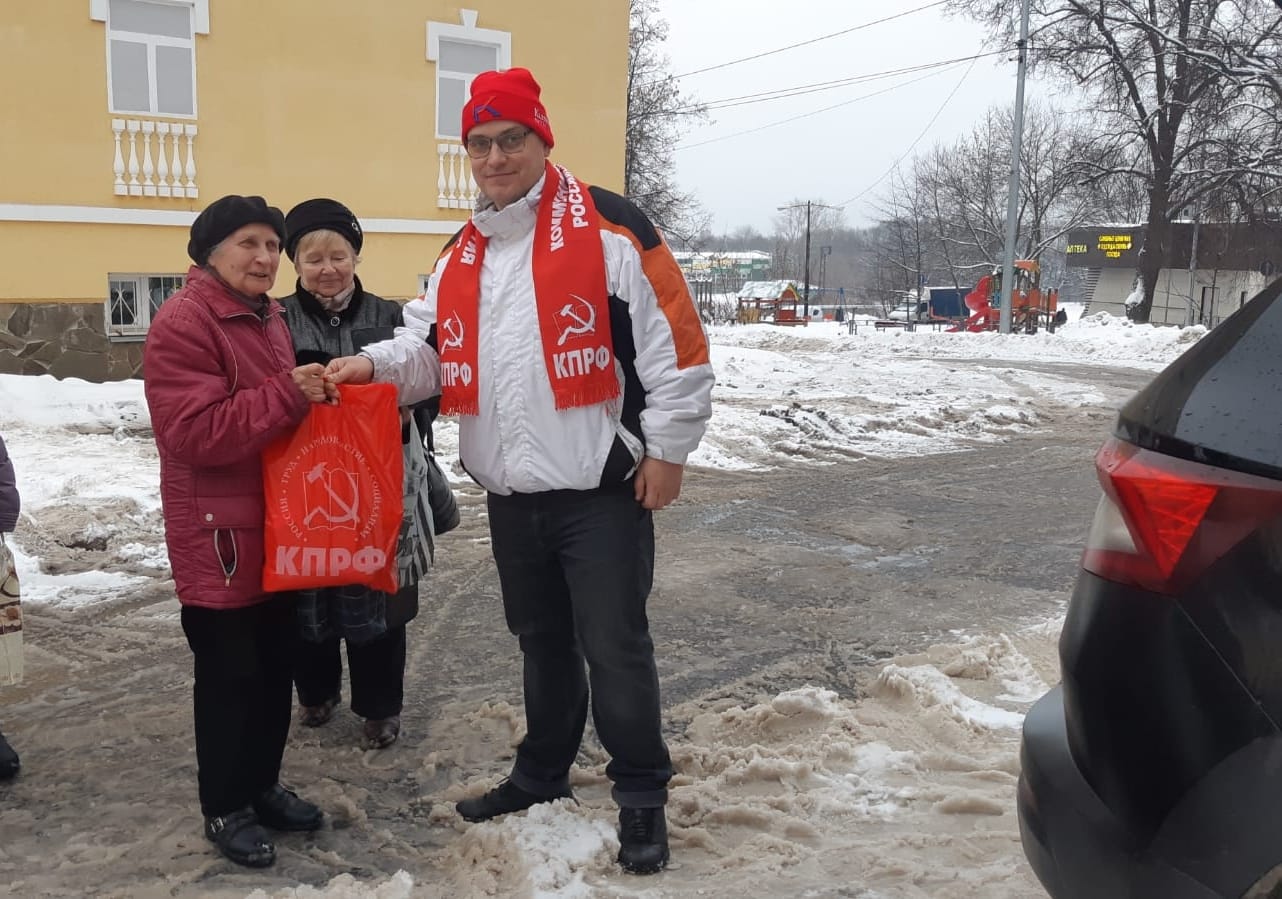 Люберецкие коммунисты вручили подарки