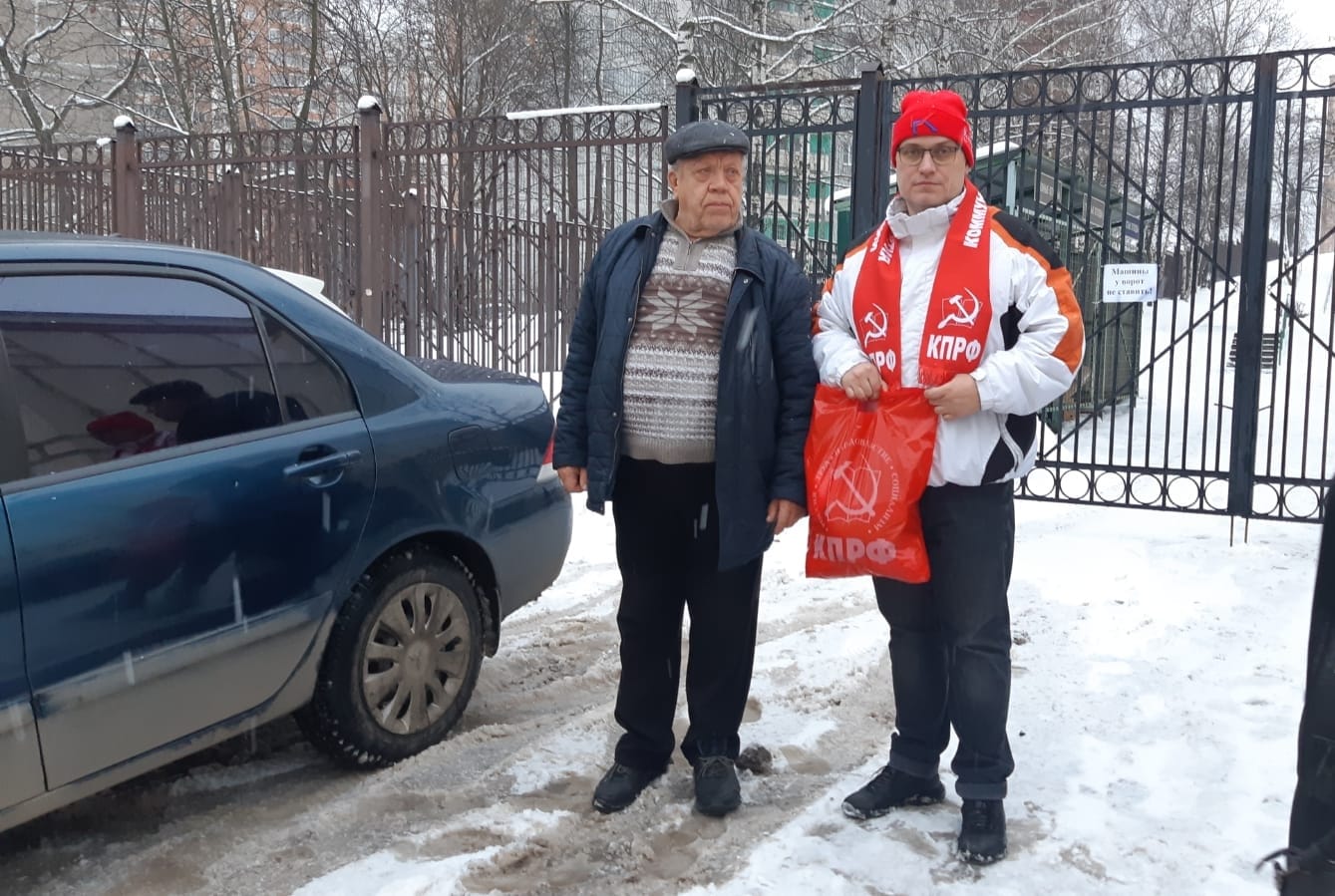 Люберецкие коммунисты вручили подарки