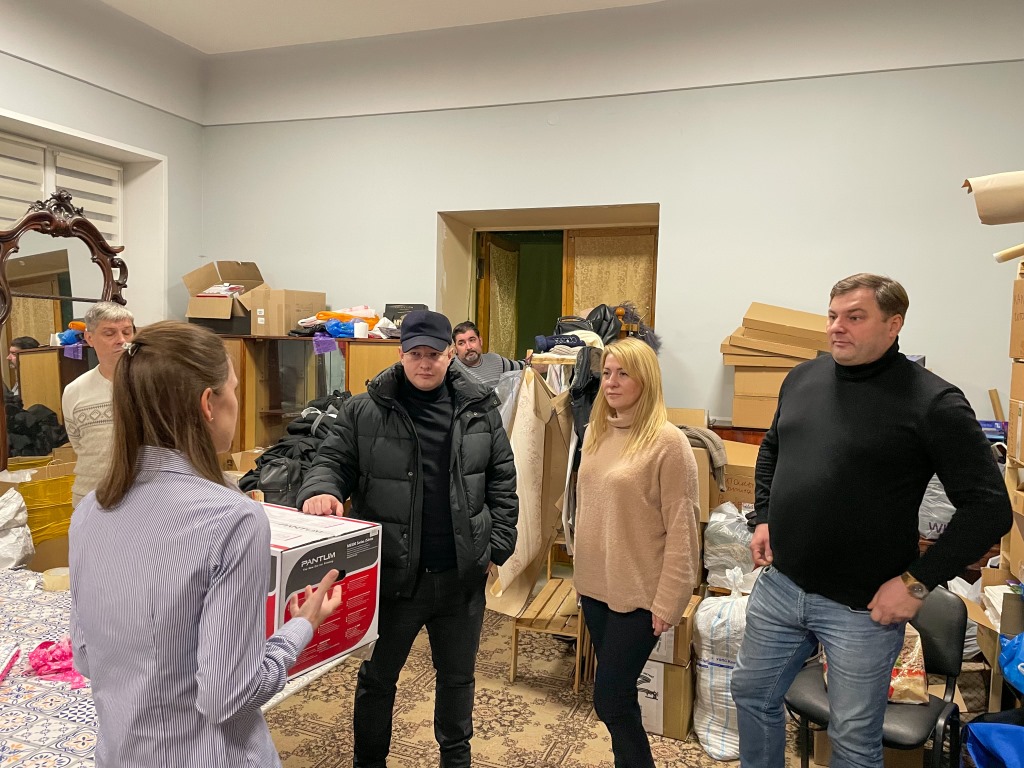 Депутат Мособлдумы Марк Черемисов вручил МФУ волонтерской организации «С миру по нитке» в Монино