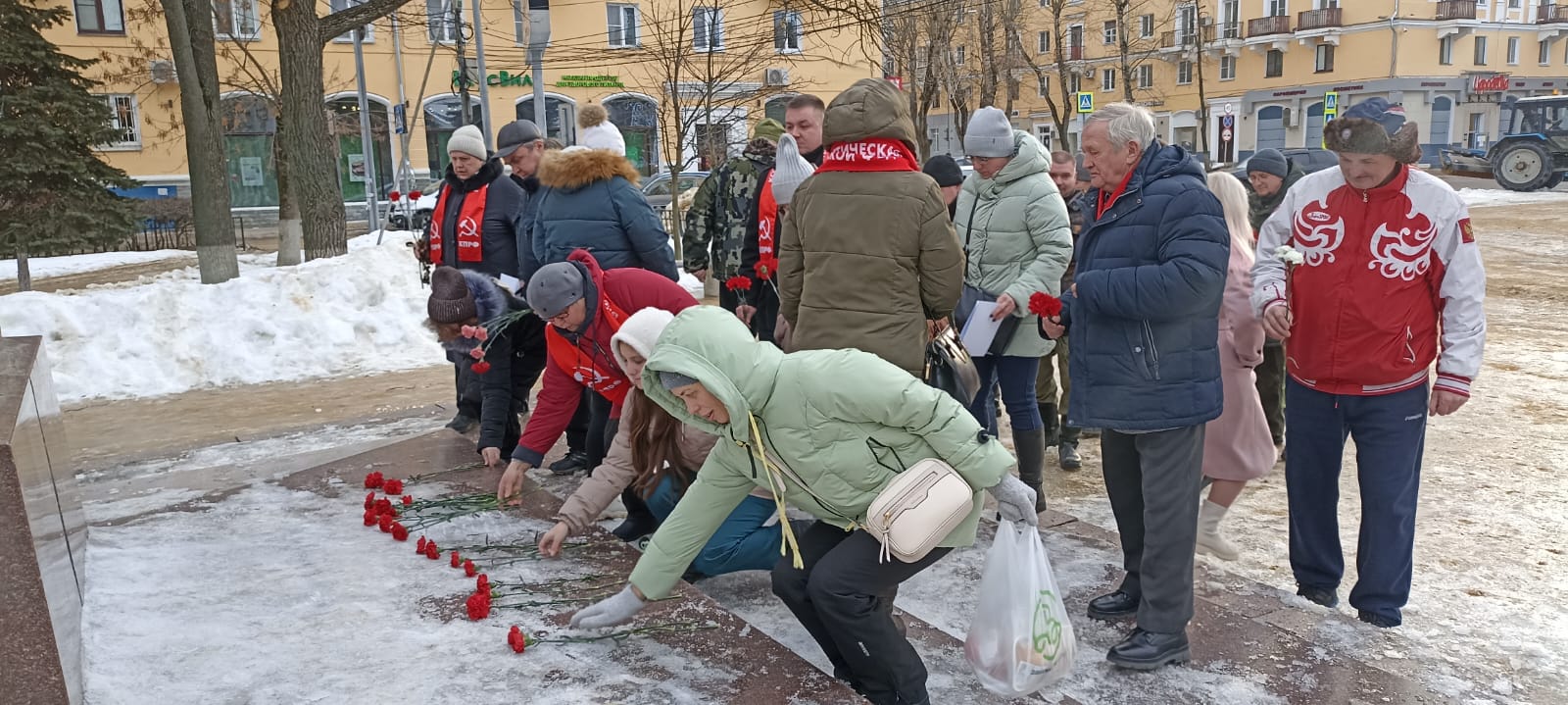 Воскресенские коммунисты возложили цветы Ленину