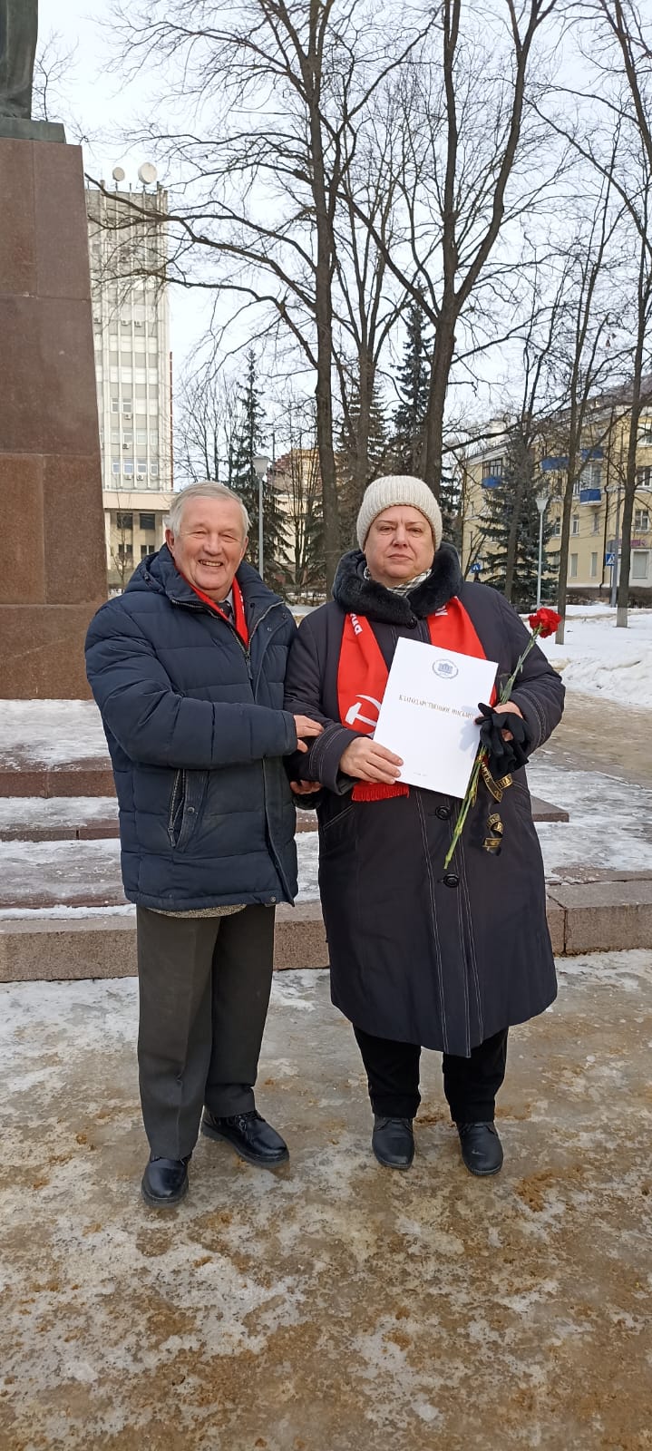 Воскресенские коммунисты возложили цветы Ленину