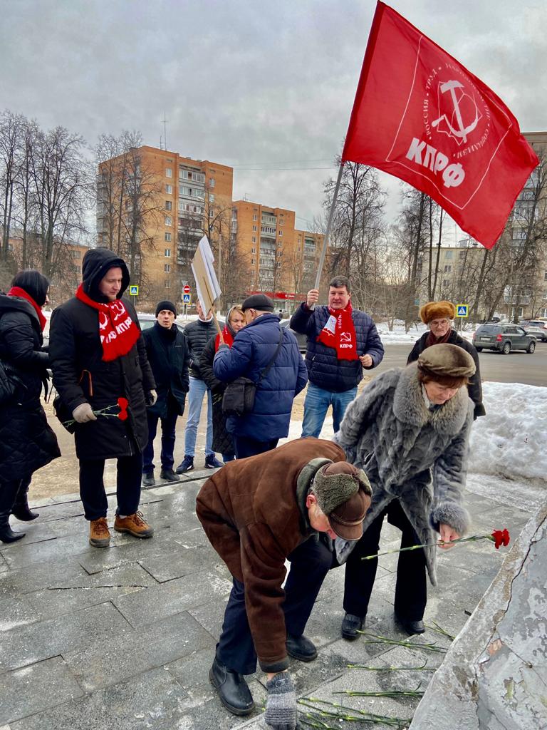 Дело Ленина живёт и будет жить!