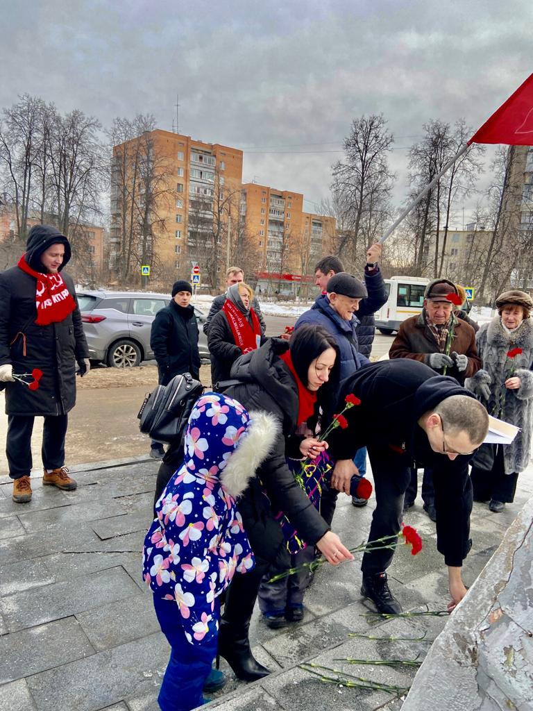 Дело Ленина живёт и будет жить!