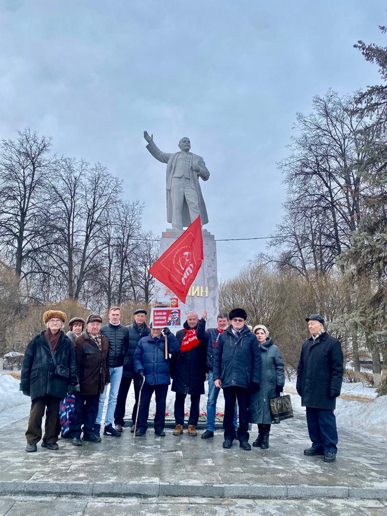 Дело Ленина живёт и будет жить!