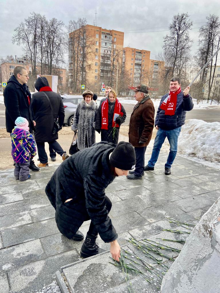 Дело Ленина живёт и будет жить!