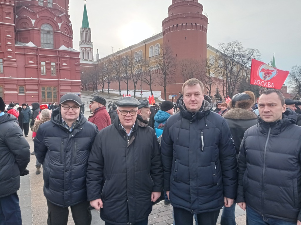 Химкинские коммунисты в день памяти В.И. Ленина возложили цветы к Мавзолею