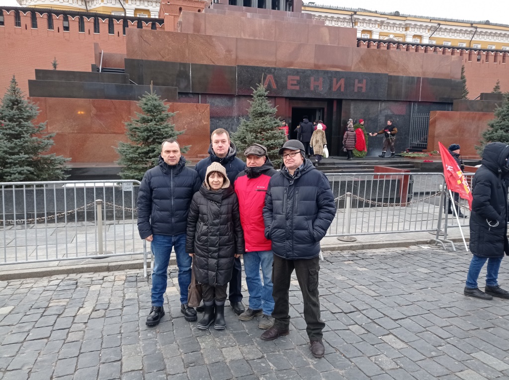 Химкинские коммунисты в день памяти В.И. Ленина возложили цветы к Мавзолею