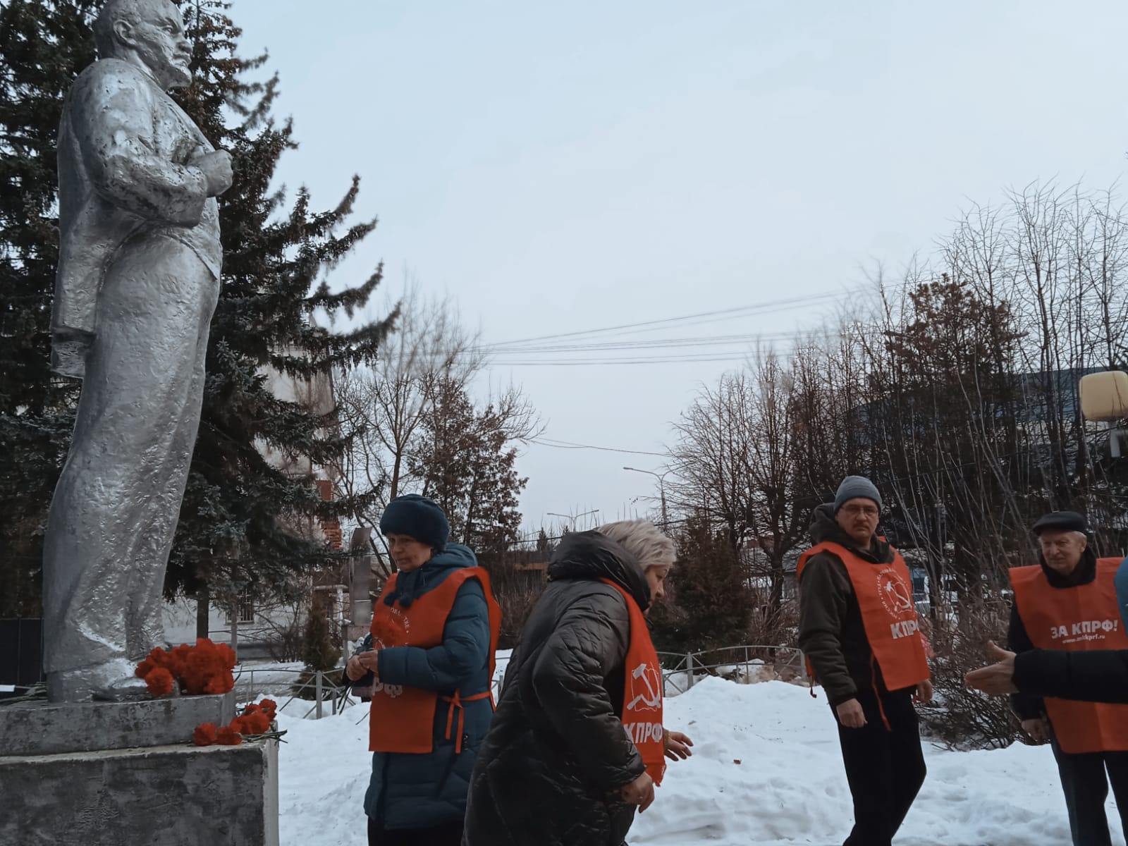 Солнечногорские коммунисты возложили цветы к памятнику Ленина