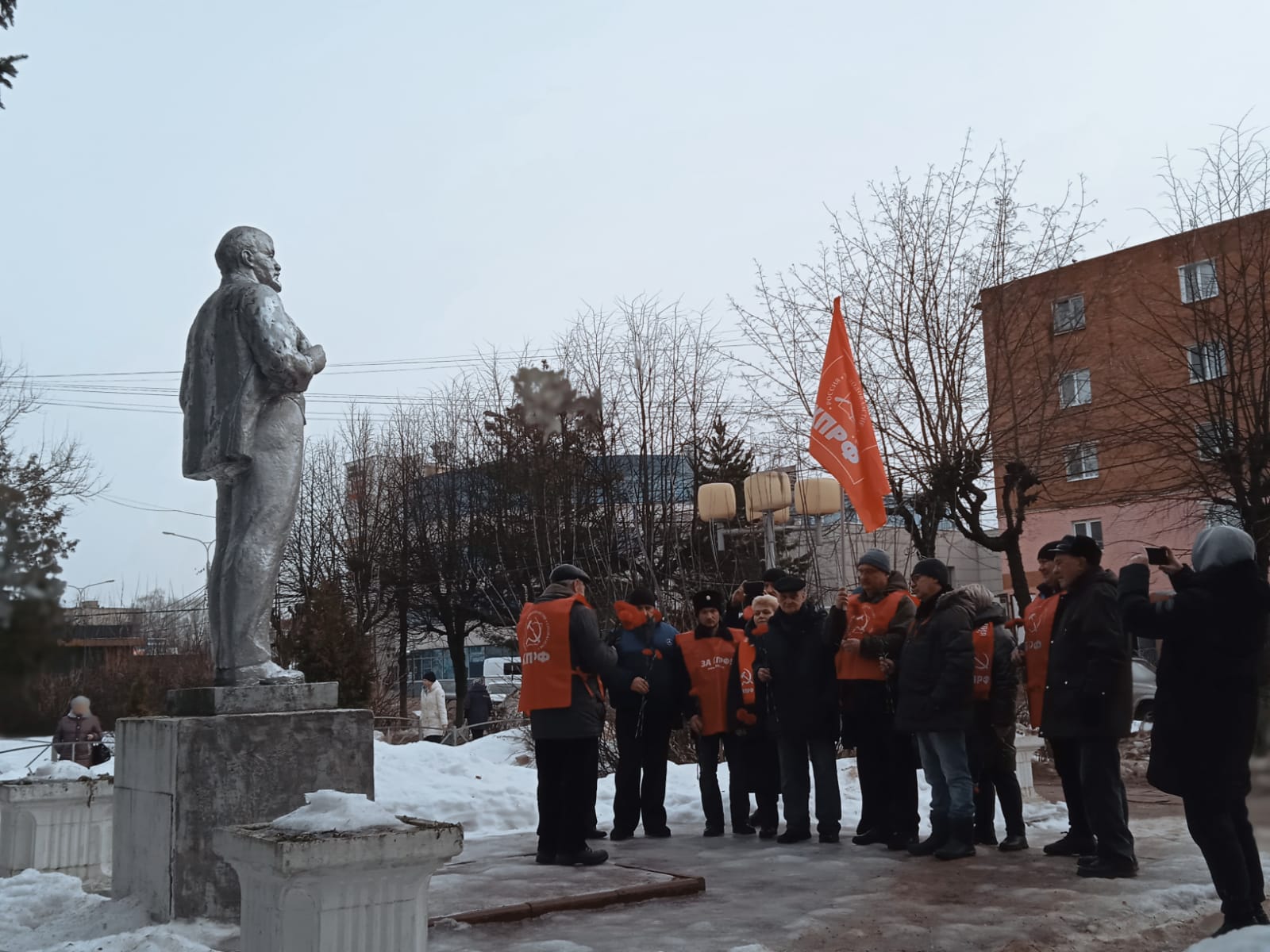 Солнечногорские коммунисты возложили цветы к памятнику Ленина
