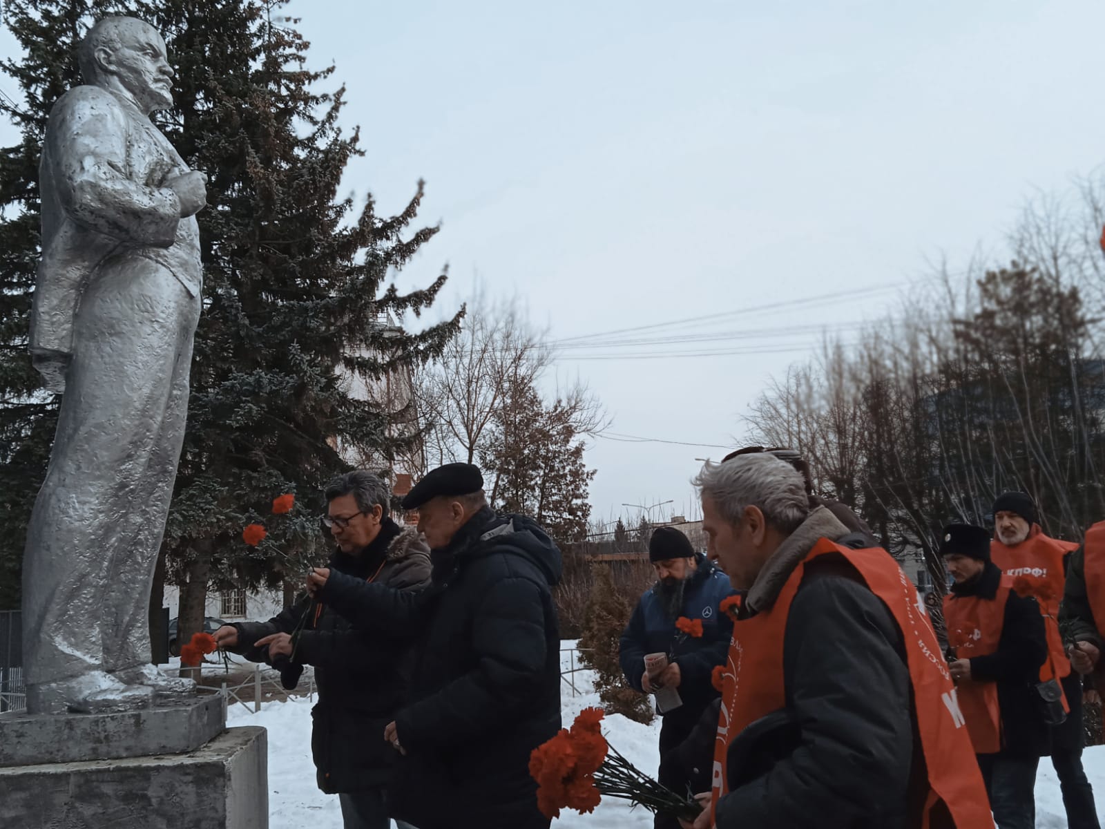 Солнечногорские коммунисты возложили цветы к памятнику Ленина