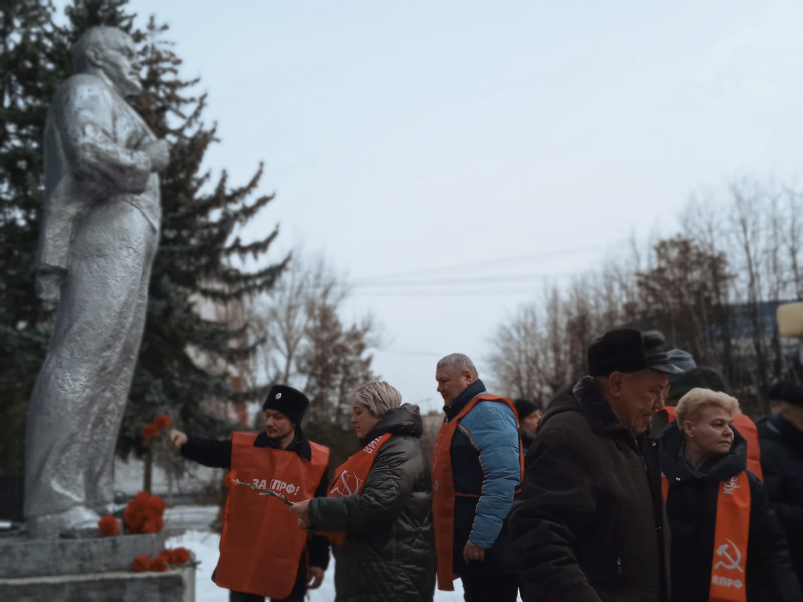 Солнечногорские коммунисты возложили цветы к памятнику Ленина