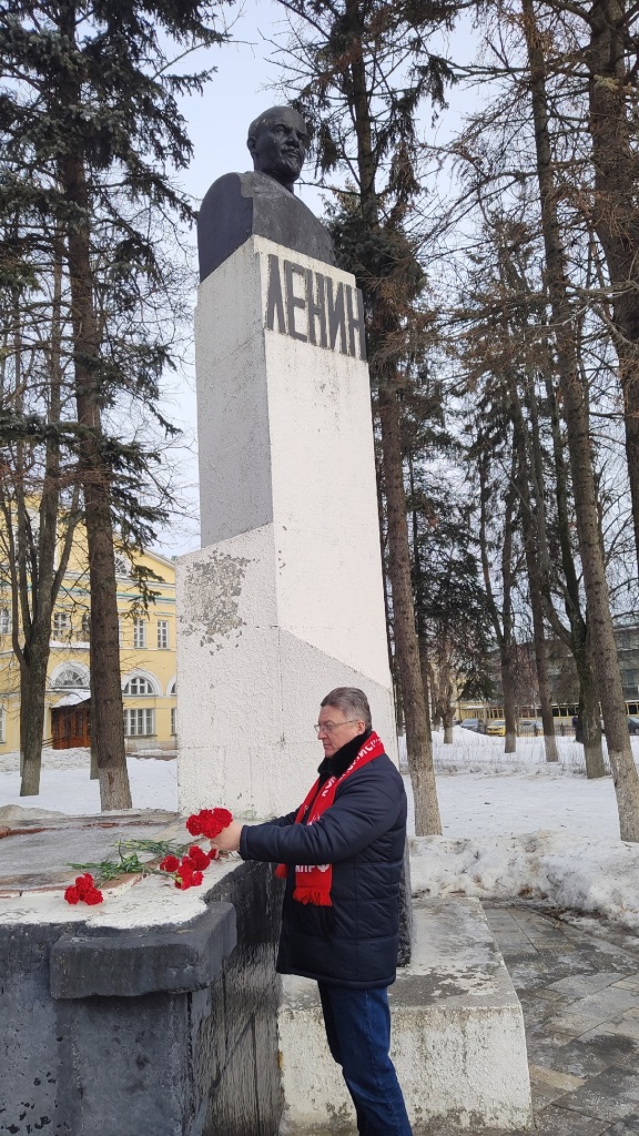 Сергиево-Посадские коммунисты возложили цветы к памятнику В.И. Ленина в день памяти