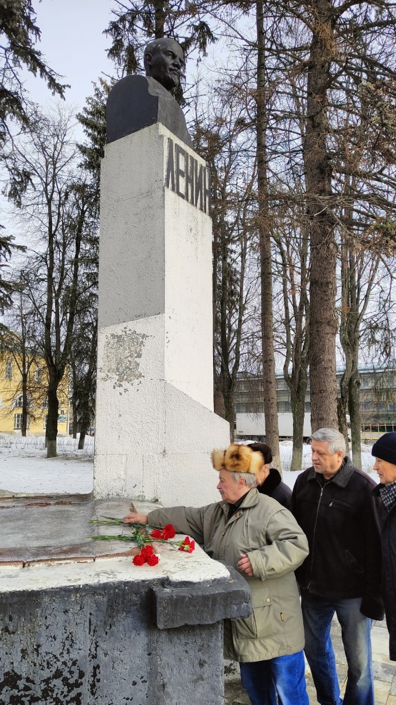 Сергиево-Посадские коммунисты возложили цветы к памятнику В.И. Ленина в день памяти