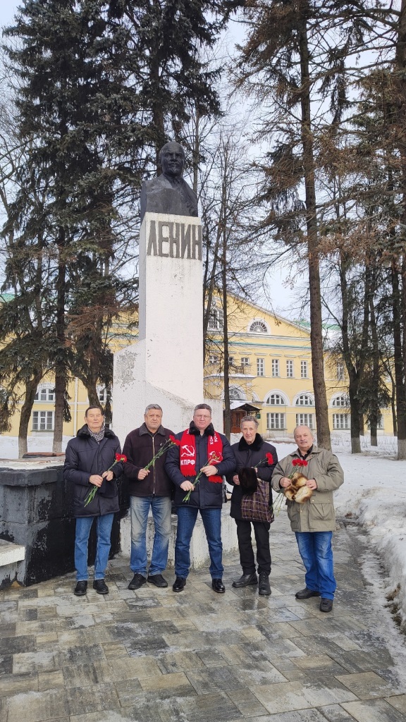 Сергиево-Посадские коммунисты возложили цветы к памятнику В.И. Ленина в день памяти