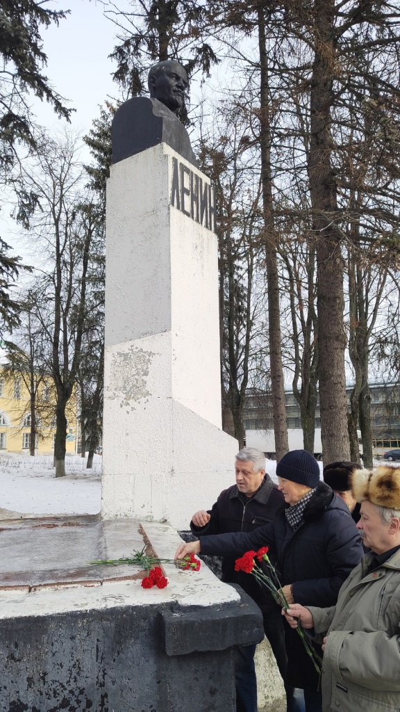 Сергиево-Посадские коммунисты возложили цветы к памятнику В.И. Ленина в день памяти