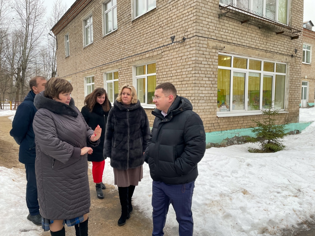 По обращениям родителей учащихся ЦО №4 депутат Мособлдумы Марк Черемисов осуществил рабочий визит в учреждение