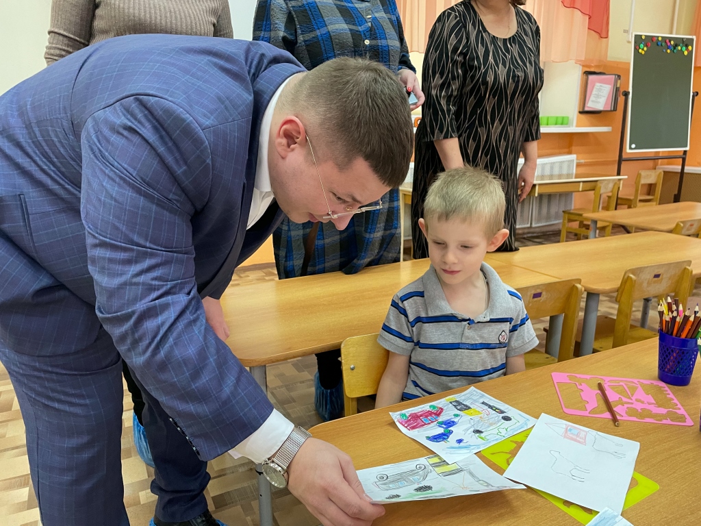 По обращениям родителей учащихся ЦО №4 депутат Мособлдумы Марк Черемисов осуществил рабочий визит в учреждение