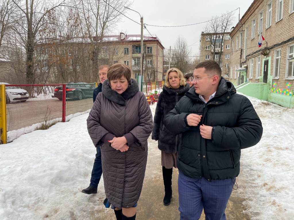 По обращениям родителей учащихся ЦО №4 депутат Мособлдумы Марк Черемисов осуществил рабочий визит в учреждение
