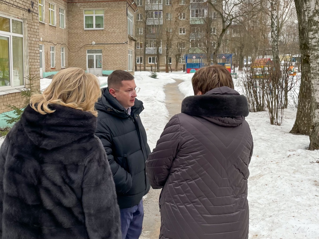 По обращениям родителей учащихся ЦО №4 депутат Мособлдумы Марк Черемисов осуществил рабочий визит в учреждение