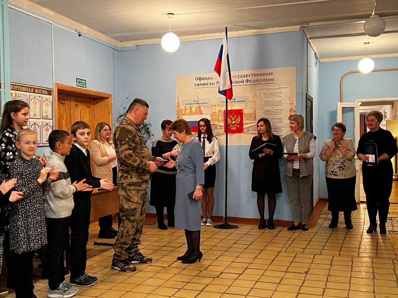 Коммунисты наградили отличившихся учителей за вклад в патриотическое воспитание