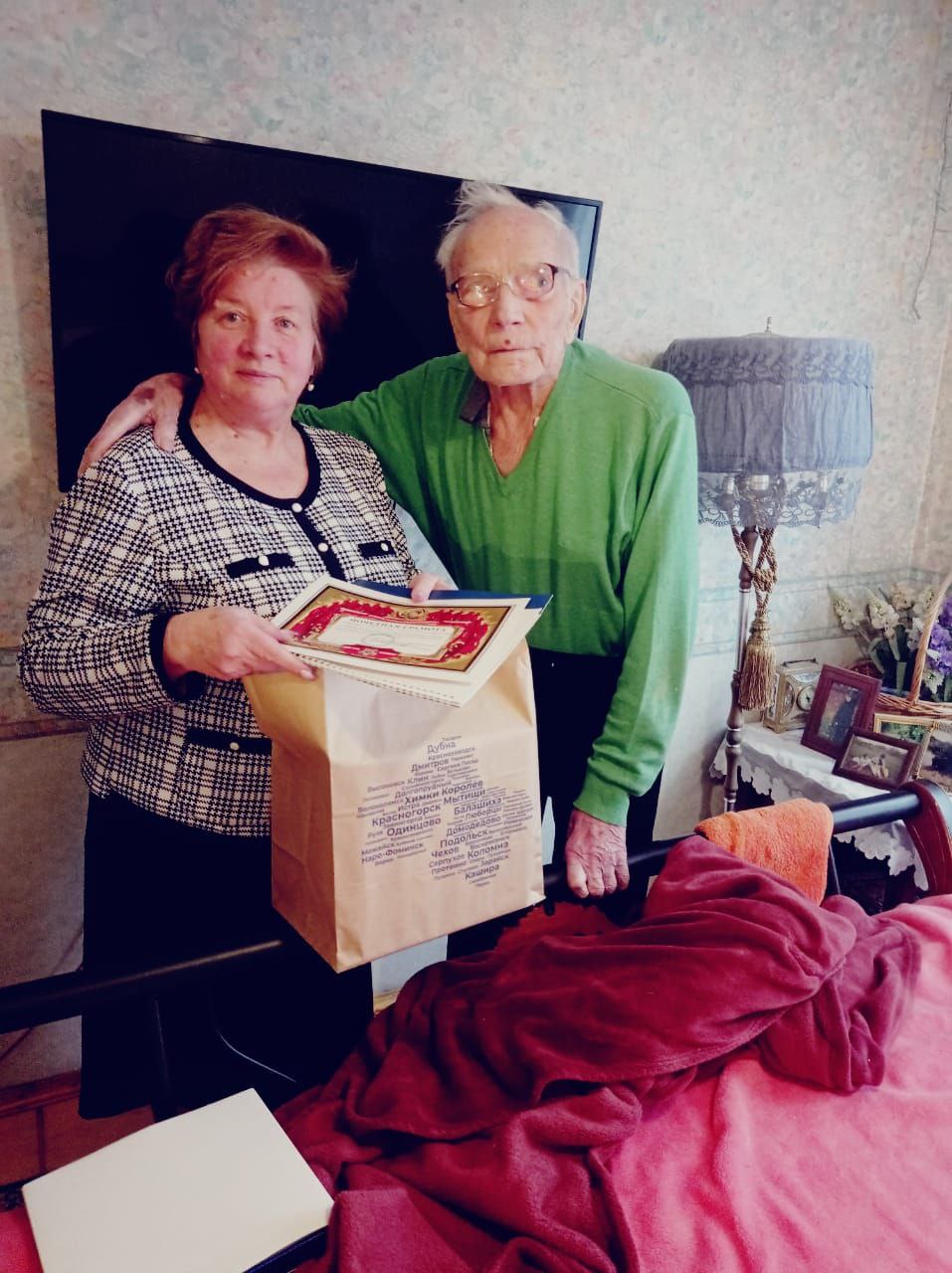 Депутат Московской областной Думы от КПРФ Никитас Т.Е. поздравила ветерана с Днём Рождения!