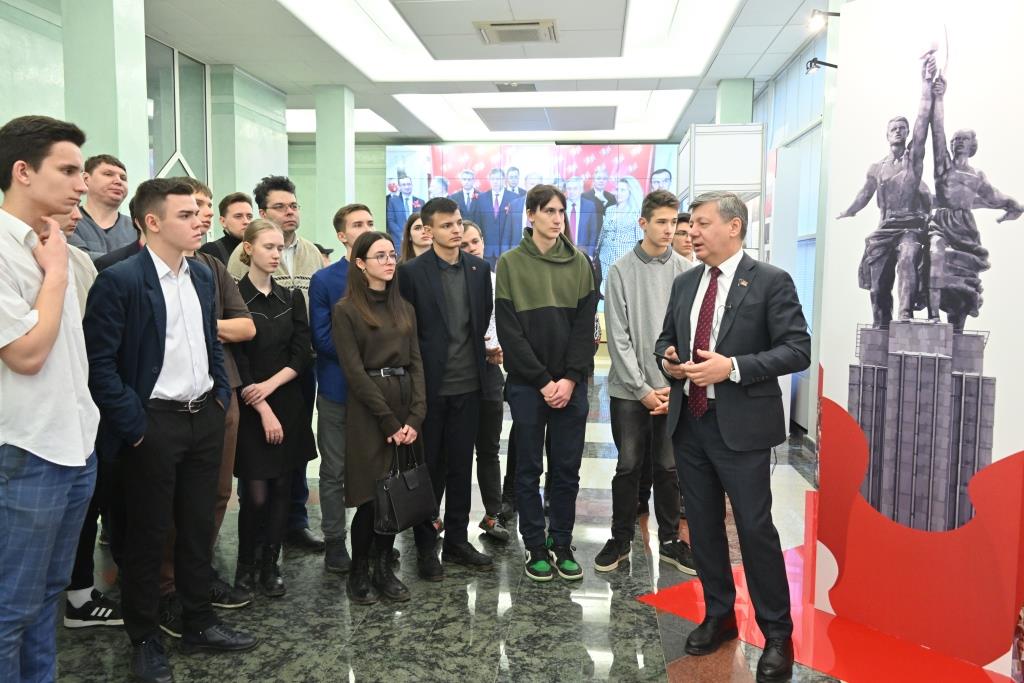 Люберецкие комсомольцы посетили выставку, посвященную 30-летию возрождения партии КПРФ