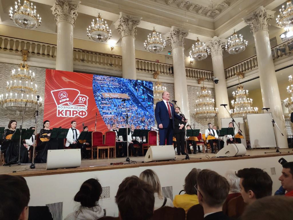 Комсомольцы посетили концерт в Колонном зале