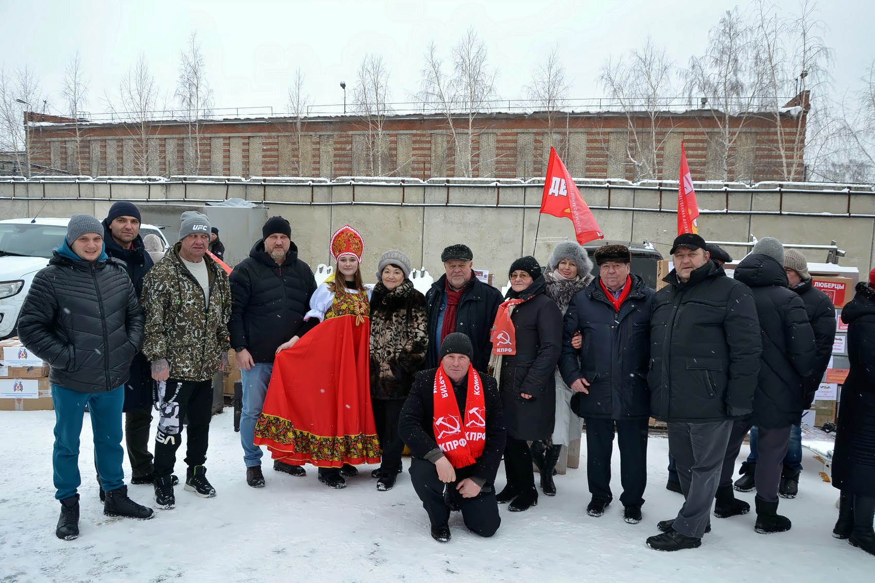 Озёрские коммунисты, приняли участие в отправке 105-го конвоя гуманитарной помощи для жителей Донбасса