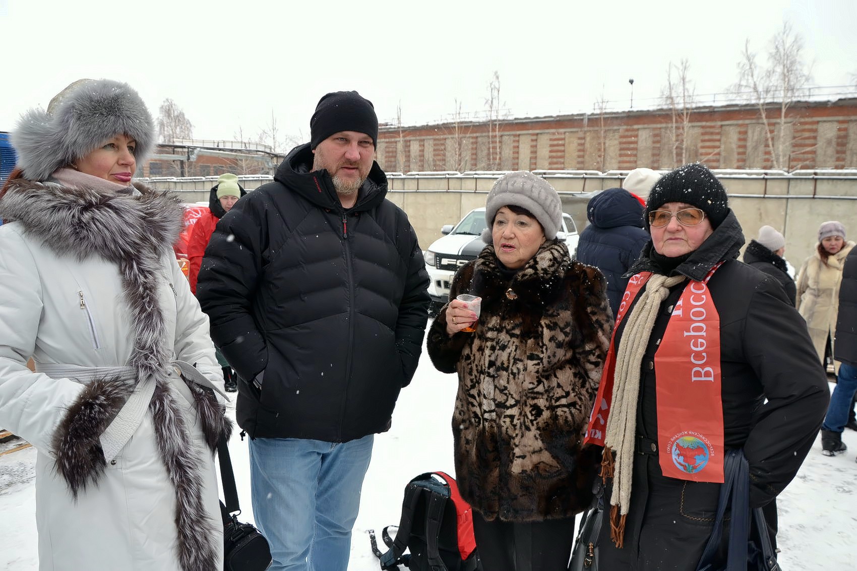 Озёрские коммунисты, приняли участие в отправке 105-го конвоя гуманитарной помощи для жителей Донбасса