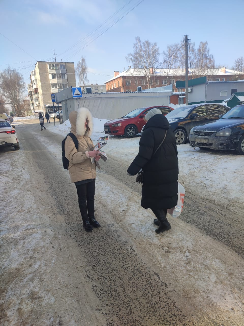 Активисты КПРФ совместно с комсомольцами г. Лобня провели акцию по раздаче партийной прессы