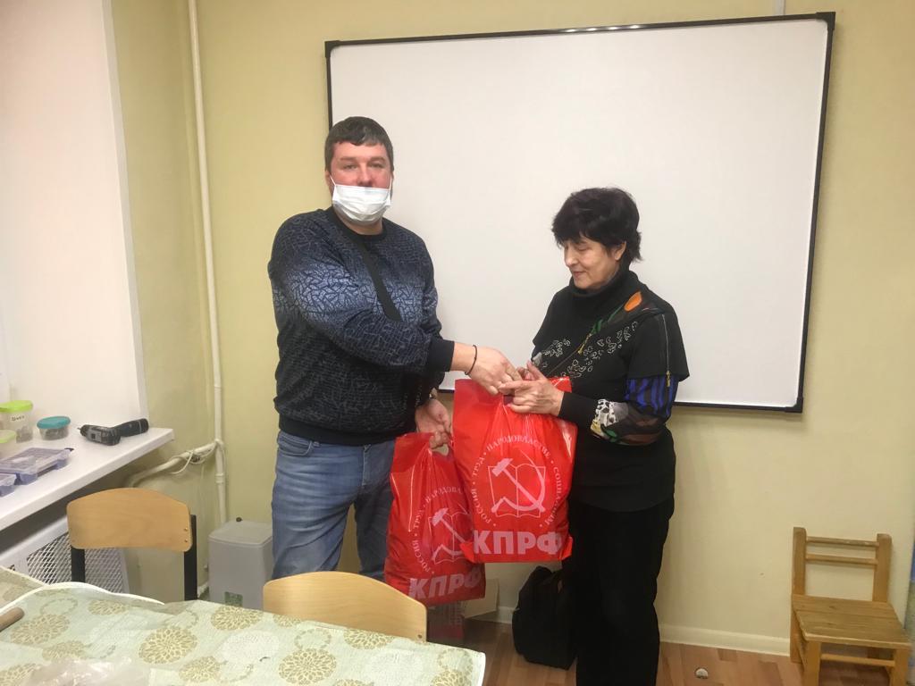 Королёвские коммунисты в праздничные дни провели мастер-класс для детей семейного центра помощи семье и детям «Королёвский» реабилитационного центра «Забота»