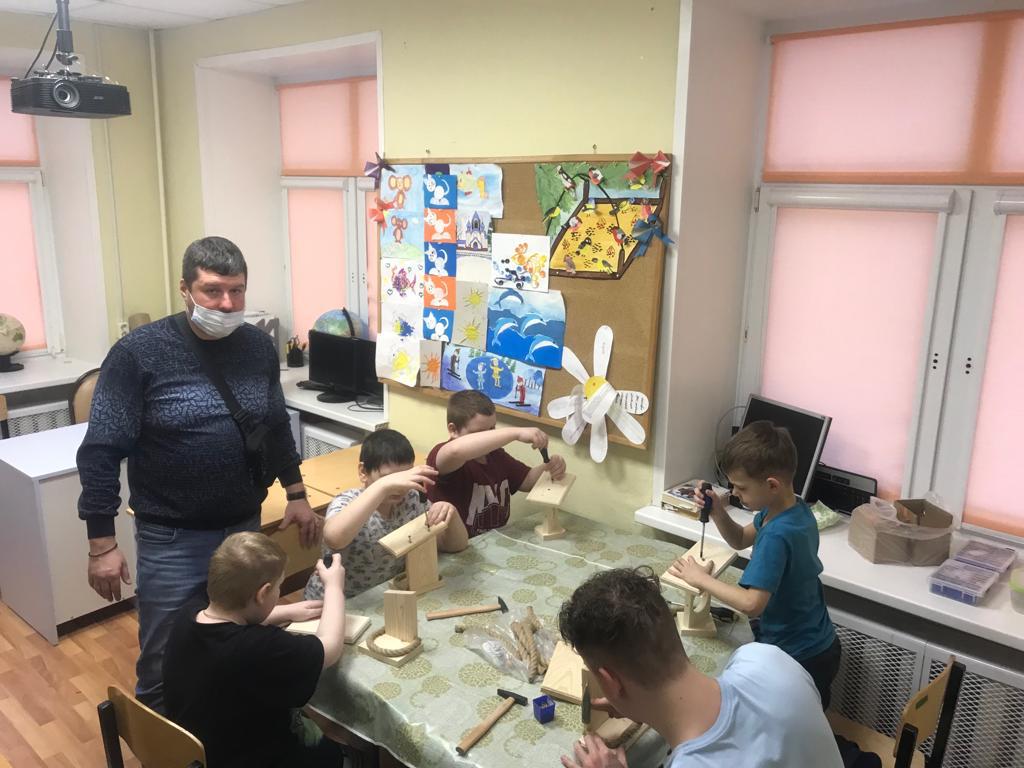 Королёвские коммунисты в праздничные дни провели мастер-класс для детей семейного центра помощи семье и детям «Королёвский» реабилитационного центра «Забота»