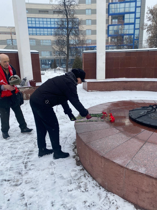 Возложение цветов к мемориалам в день защитников Отечества