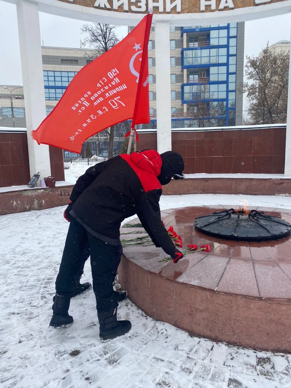 Возложение цветов к мемориалам в день защитников Отечества