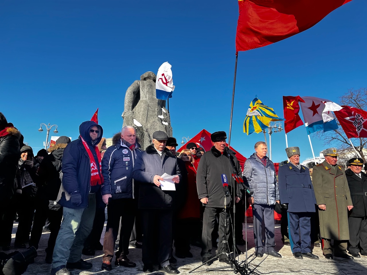 Возложение цветов к мемориалам в день защитников Отечества