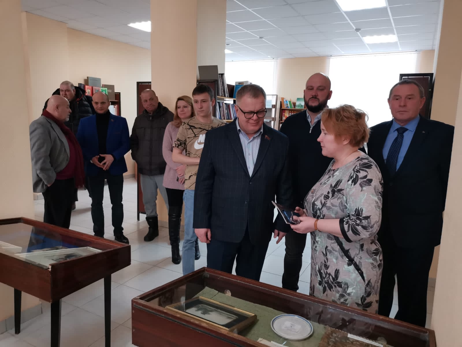 Руководитель фракции КПРФ в Мособлдуме Александр Наумов осмотрел музейную экспозицию в краеведческом отделе Городского центра культуры и досуга в Озёрах
