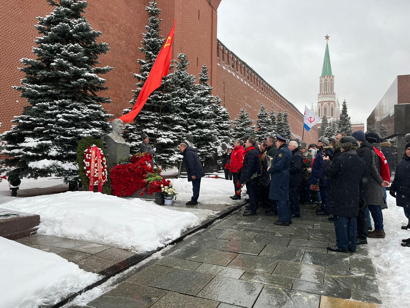Великие дела, свершения и победы Сталина будут жить в веках!