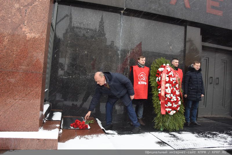Великие дела, свершения и победы Сталина будут жить в веках!