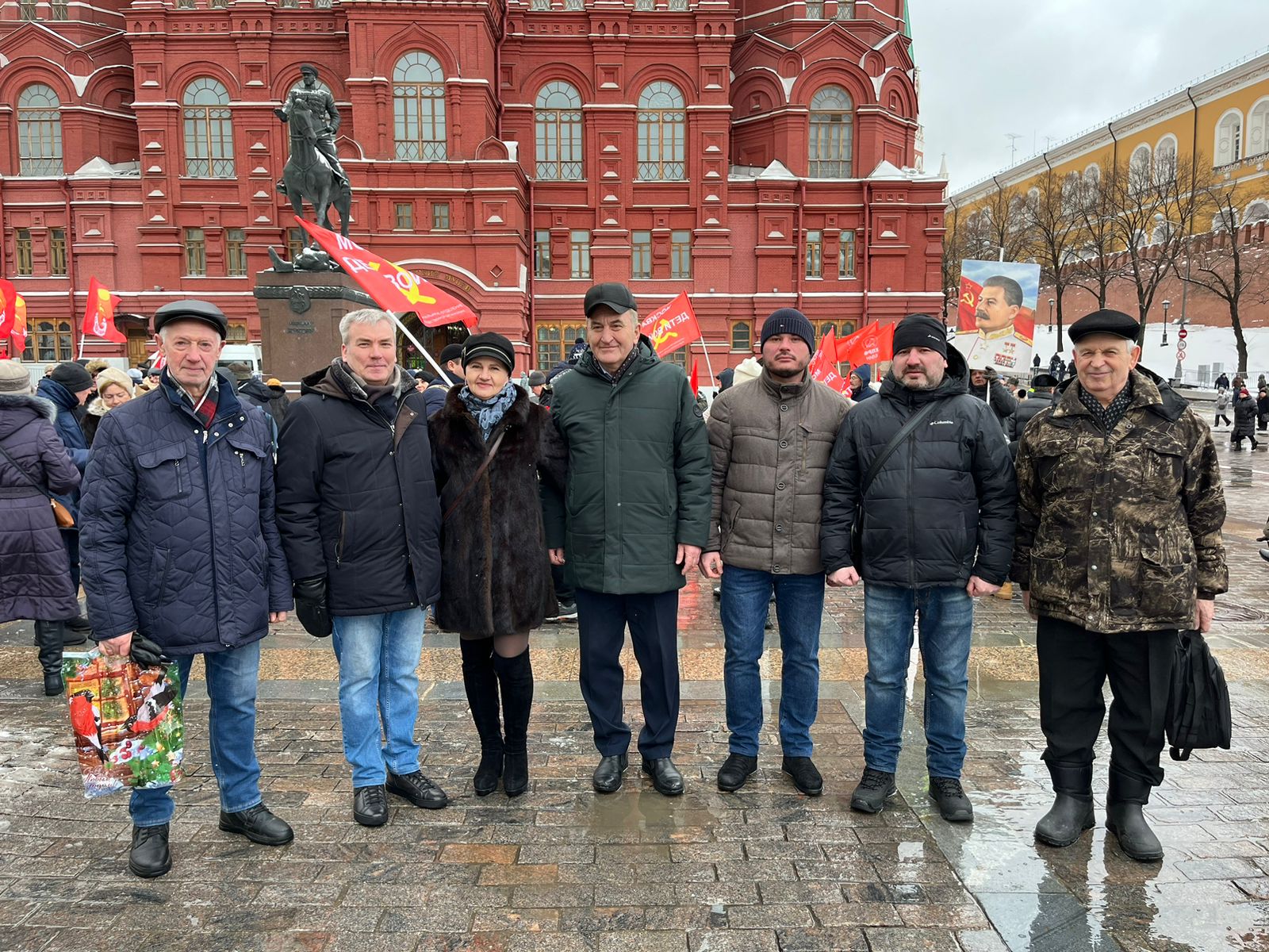 Великие дела, свершения и победы Сталина будут жить в веках!