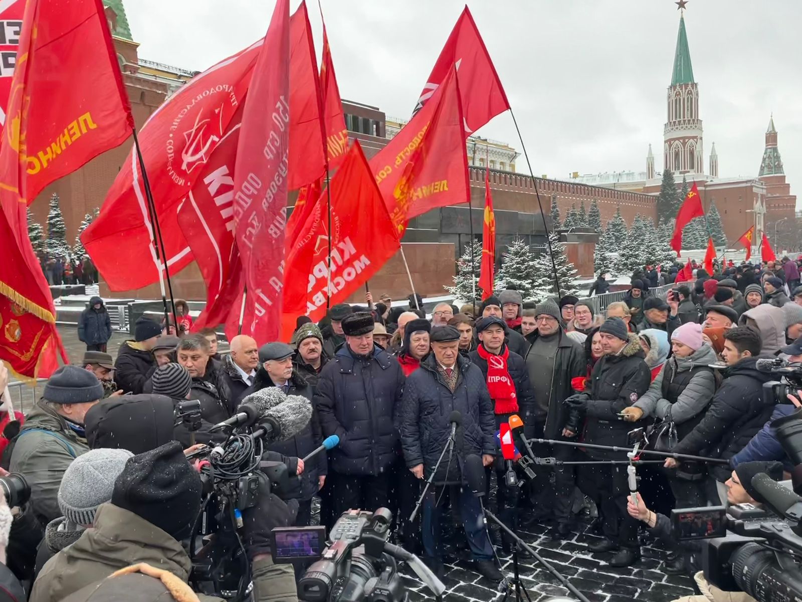 Великие дела, свершения и победы Сталина будут жить в веках!