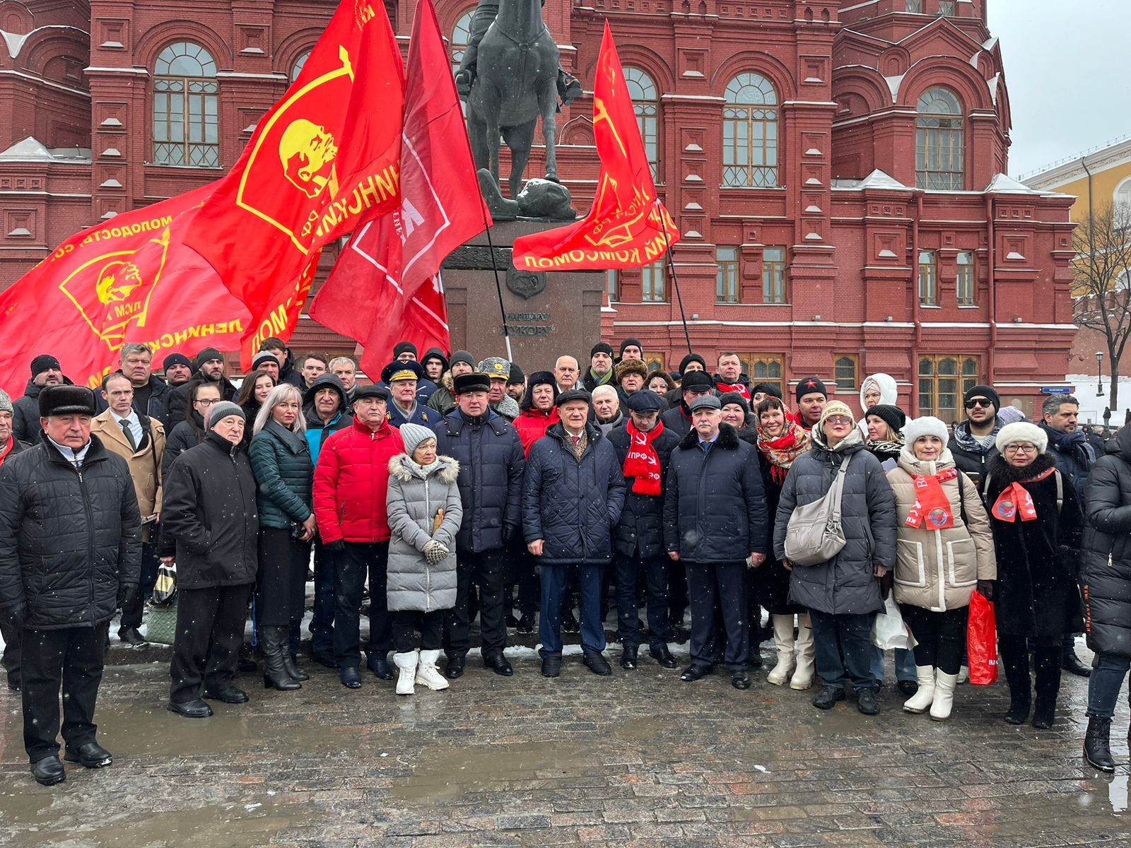 Великие дела, свершения и победы Сталина будут жить в веках!